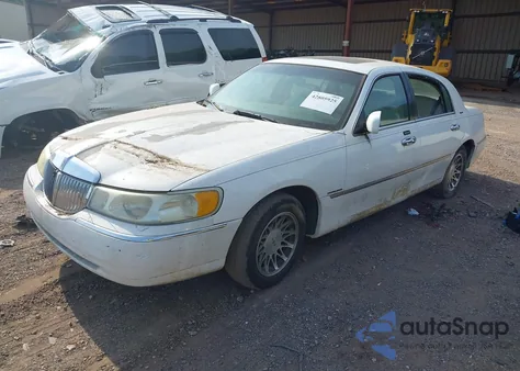 2002 Lincoln Town Car Signature from USA, damaged, VIN 1LNHM82W92Y649030